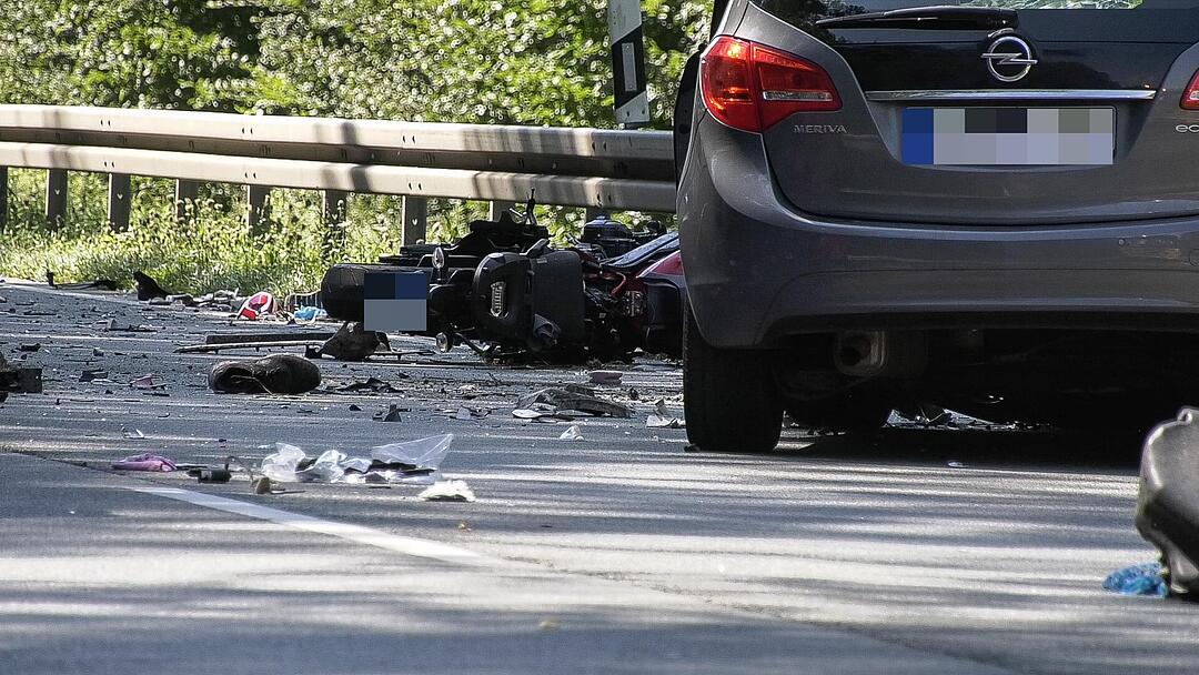 B 8 zwischen Waldbüttelbrunn und Höchberg: Motorrad-Fahrer kollidiert mit Lkw und stirbt