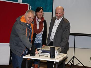 Uwe Augustin, Heike Bittner und der Weißenbrunner Bürgermeister Egon Herrmann (von links). Foto: Rainer Glissnik