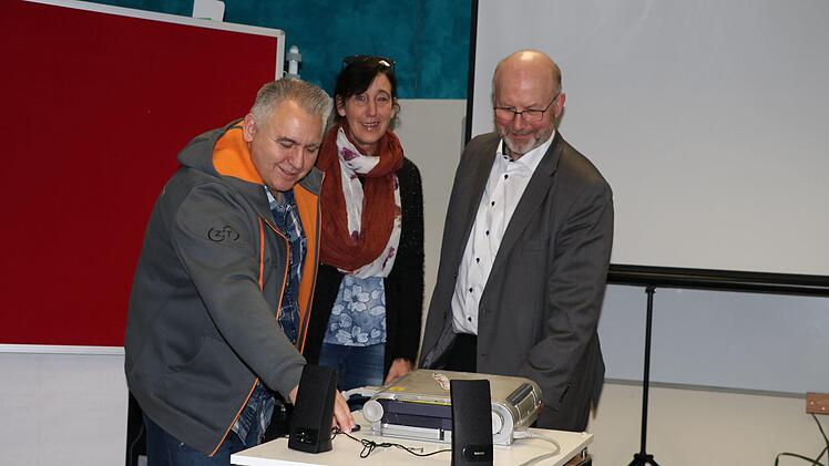 Uwe Augustin, Heike Bittner und der Weißenbrunner Bürgermeister Egon Herrmann (von links). Foto: Rainer Glissnik