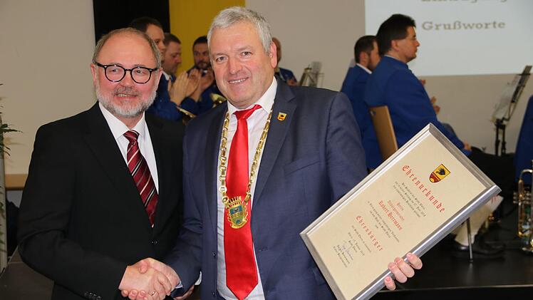 Bürgermeister Jürgen Hennemann (rechts) überreicht an  Robert Herrmann die Ehrenurkunde zur Ernennung als Ehrenbürger der Stadt Ebern. Helmut Will