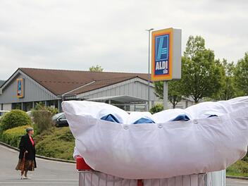 Dort, wo aktuell noch Aldi Lebensmittel vertreibt, werden in Ebern bald Betten, Matratzen und Möbel zu haben sein.   Foto: Eckehard Kiesewetter
