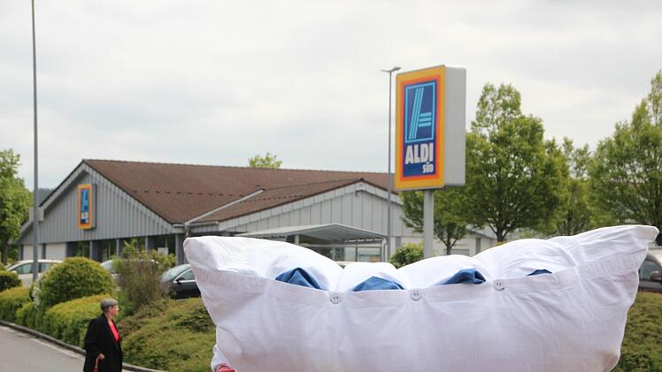 Dort, wo aktuell noch Aldi Lebensmittel vertreibt, werden in Ebern bald Betten, Matratzen und Möbel zu haben sein.   Foto: Eckehard Kiesewetter