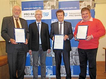 Andreas Schulz, Manfred Karg (Pro-Bahn-Bayern), IHK-Präsident Friedrich Herdan, und den Eisfelder Bürgermeister Sven Gregor (von links) bei der Preisverleihung.  Foto: Martin Koch