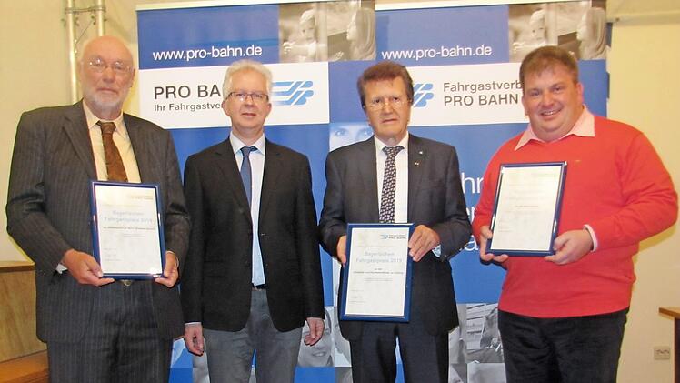 Andreas Schulz, Manfred Karg (Pro-Bahn-Bayern), IHK-Präsident Friedrich Herdan, und den Eisfelder Bürgermeister Sven Gregor (von links) bei der Preisverleihung.  Foto: Martin Koch