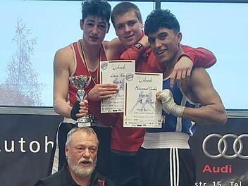 Unser Bild zeigt (von links) die Kissinger Boxer Louis Krassa, Kai Friedensohn und Mohammad Shadab mit ihrem Trainer Edgar Feuchter. Foto: Gottfried Krassa