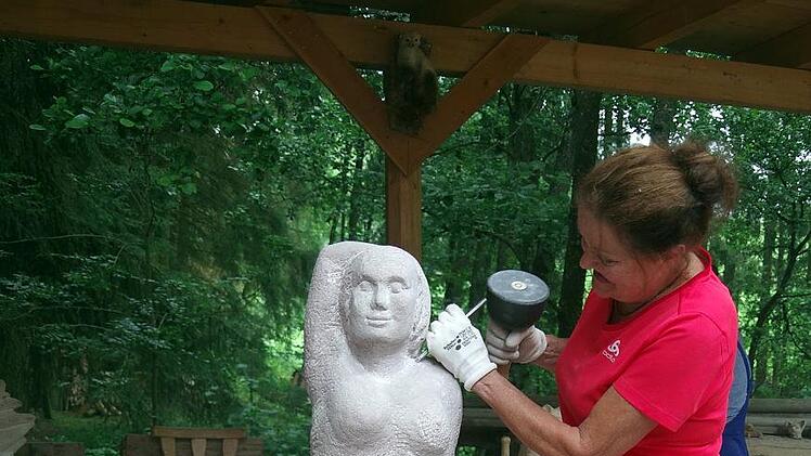 Brigitte Bühler aus Unterrodach gibt ihrer Frauenskulptur den letzten Feinschliff. Foto: Heike Schülein