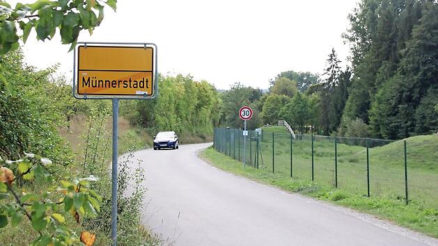 Unmittelbar neben den Brunnen rollt der Verkehr. Ein lang diskutiertes Thema, das nun durch die Erstellung eines Konzeptes angegangen werden soll. Die Stadt verspricht sich so aber auch F&ouml;rdermittel bei Arbeiten an der Wasserversorgung.  Foto: Thomas Malz