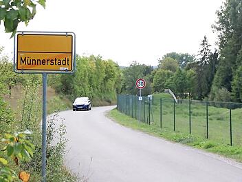 Unmittelbar neben den Brunnen rollt der Verkehr. Ein lang diskutiertes Thema, das nun durch die Erstellung eines Konzeptes angegangen werden soll. Die Stadt verspricht sich so aber auch Fördermittel bei Arbeiten an der Wasserversorgung.  Foto: Thomas Malz