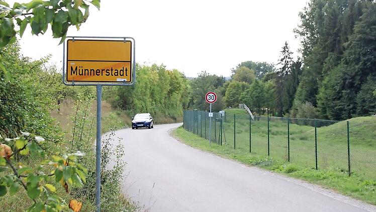 Unmittelbar neben den Brunnen rollt der Verkehr. Ein lang diskutiertes Thema, das nun durch die Erstellung eines Konzeptes angegangen werden soll. Die Stadt verspricht sich so aber auch Fördermittel bei Arbeiten an der Wasserversorgung.  Foto: Thomas Malz