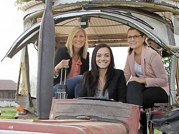 Jennifer Schwarz (19), Martina Hacker (26) und Barbara Lunz (24) sind zwar keine Bauernmädchen, aber trotzdem seit vielen Jahren stolze Mitglieder der Großenhüler Landjugend. Fotos: Julia Schilling
