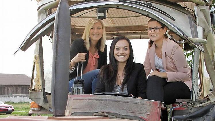 Jennifer Schwarz (19), Martina Hacker (26) und Barbara Lunz (24) sind zwar keine Bauernmädchen, aber trotzdem seit vielen Jahren stolze Mitglieder der Großenhüler Landjugend. Fotos: Julia Schilling