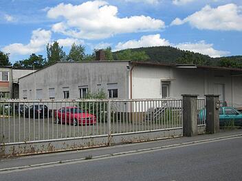 Die Gebäude der früheren Weberei Häßler in der E.-C.-Baumann-Straße 2b werden abgebrochen. Dort entstehen der neue Zustellstützpunkt der Post, die in der Heinrich-von-Stephan-Straße auszieht, und ein Prüf- und Gutachtenzentrum der Dekra. Foto: Stephan Tiroch