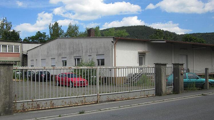 Die Gebäude der früheren Weberei Häßler in der E.-C.-Baumann-Straße 2b werden abgebrochen. Dort entstehen der neue Zustellstützpunkt der Post, die in der Heinrich-von-Stephan-Straße auszieht, und ein Prüf- und Gutachtenzentrum der Dekra. Foto: Stephan Tiroch