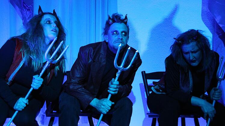 Die Vizeteufel (Julia Knauer, Dirk Stauch und Anja Schindler) stehen dem Teufel stets zur Seite.