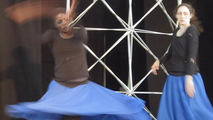 Vor allem viel Bewegungsfreiheit musste Edina Thern bei ihren Kreationen für das Tanztheater "Frau Loths Kampf gegen die Engel" berücksichtigen. Fotos: Klaus Klaschka
