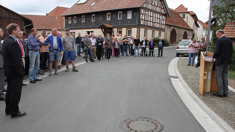 Landrat Schneider (rechts) bei seiner Ansprache. Foto: Ralf Kestel