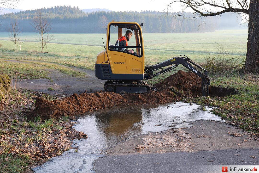 Mit 25.000 Liter Guelle beladener Lkw kippt um