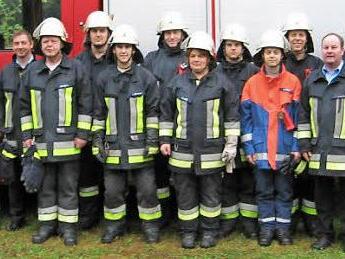 Sie legten mit Erfolg die Leistungsprüfung ab. Mit im Bild (v. l.) KBM Klaus Dressel, Zweiter Bürgermeister Wolfgang Förtsch, stellvertretender Kommandant Markus Lang, (v. r.) KBI Ulrich Müller, Kommandant Andre Wicklein, Vorsitzender Stefan Hofmann. Foto: wj