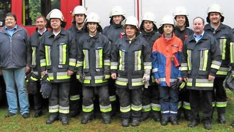 Sie legten mit Erfolg die Leistungsprüfung ab. Mit im Bild (v. l.) KBM Klaus Dressel, Zweiter Bürgermeister Wolfgang Förtsch, stellvertretender Kommandant Markus Lang, (v. r.) KBI Ulrich Müller, Kommandant Andre Wicklein, Vorsitzender Stefan Hofmann. Foto: wj