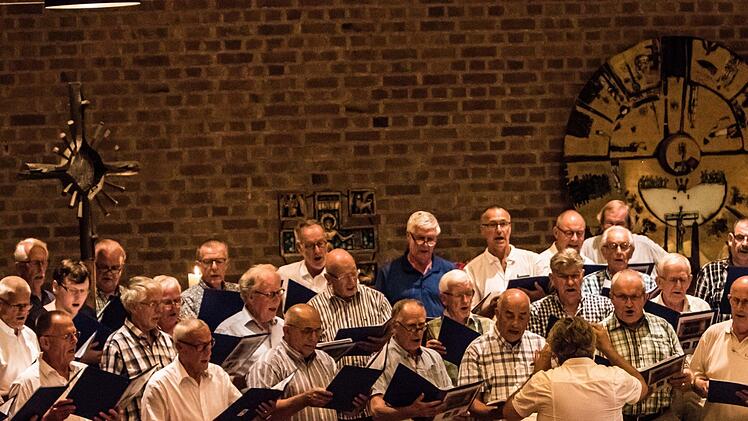 Der "Holland Christian Male Choir" unter Leitung von Freddy Veldkamp beeindruckte seine Zuhörer beim Auftritt in St. Markus in Coburg. Foto: Jochen Berger