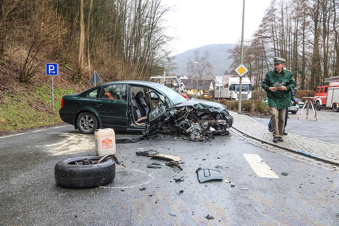 Lastwagen und Auto kollidieren miteinander