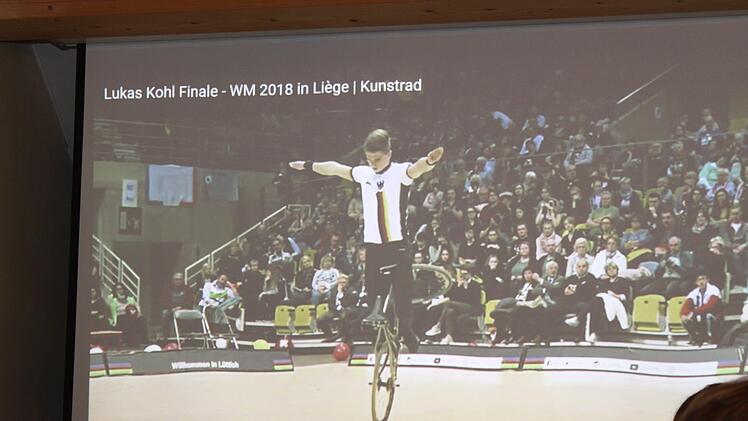 Ein Video von der WM-Kür wird gezeigt. Foto:  Carmen Schwind