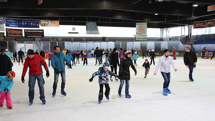 Im Höchstadter Eisstadion wird nicht nur hochklassig Eishockey gespielt, auch Freizeitsportler drehen hier ihre Runden.  Foto: Andreas Dorsch (Archiv)