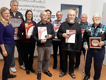 Vordere Reihe von links: Vorsitzende Tanja Schwägerl, Birgit Bloss (25 Jahre), Otto Glatter (Ehrenmitglied), Günter Weinkauf (Ehrenmitglied), Georg Müller (50 Jahre), hintere Reihe von links: Manfred Bachmaier (50 Jahre), Kerstin Schlosser (25 Jahre), Walter Volkmer (50 Jahre und Ehrenmitglied), Georg Ortegel (10 Jahre), Ewald Märkert (Ehrenmitglied) Foto: privat