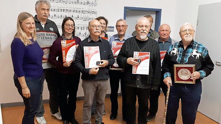 Vordere Reihe von links: Vorsitzende Tanja Schwägerl, Birgit Bloss (25 Jahre), Otto Glatter (Ehrenmitglied), Günter Weinkauf (Ehrenmitglied), Georg Müller (50 Jahre), hintere Reihe von links: Manfred Bachmaier (50 Jahre), Kerstin Schlosser (25 Jahre), Walter Volkmer (50 Jahre und Ehrenmitglied), Georg Ortegel (10 Jahre), Ewald Märkert (Ehrenmitglied) Foto: privat