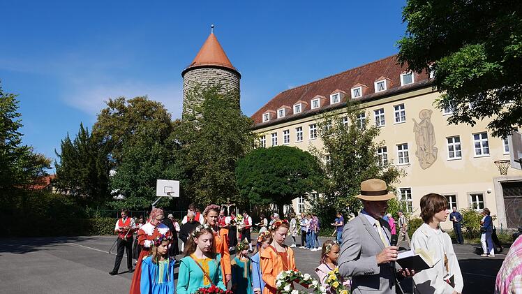 Bei der Schwedenprozession ziehen die ünnerstädter seit Menschengedenken zu den Stadttoren und danken dafür, dass die Stadt im Dreißigjährigen Krieg nicht von schwedischen Truppen zerstört wurde. Foto: Heike Beudert