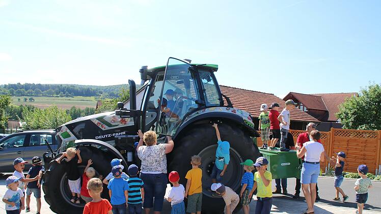 Die Kinder durften den Traktor des Bauernverbands erkunden. Foto: Hilmar Ruppert