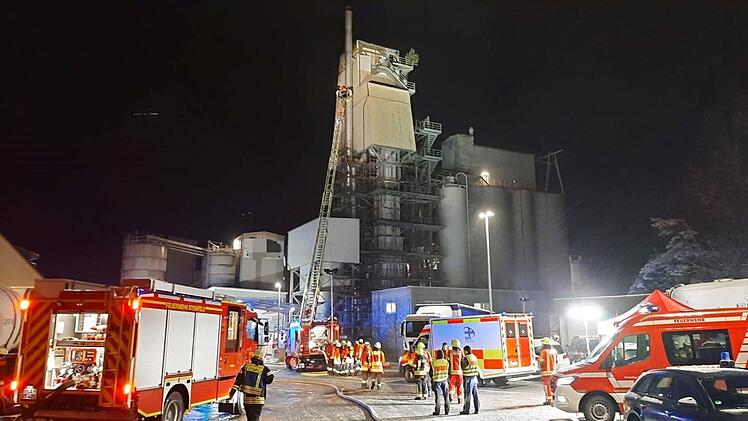 Kreis Kulmbach: Feuerwehr-Großeinsatz bei "eisigen Temperaturen" - "Flammen schlugen aus dem Dachstuhl"