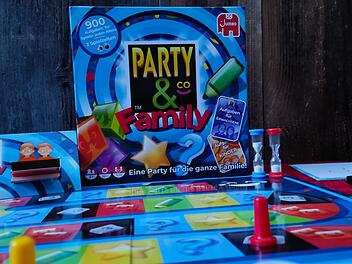 Spiele-Test "Party & Co Family": So gut ist das familienkompatible Party-Spiel