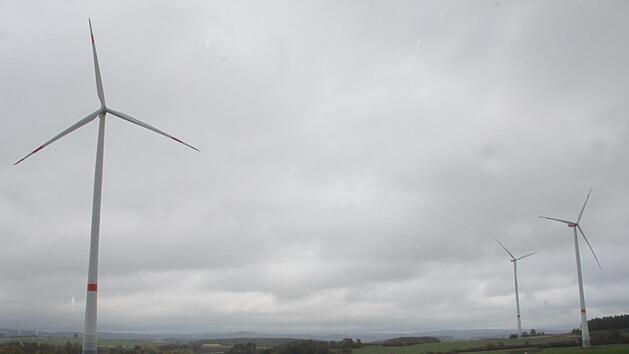 Westlich von Burkheim und im Staatsforst zwischen Baiersdorf und Geutenreuth können Windparks gebaut werden. Der Gemeinderat Altenkunstadt befürwortete mehrheitlich die Standorte. Das Foto zeigt den Windpark auf der Kirchleuser Platte im Landkreis...