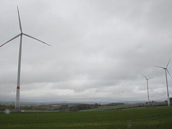 Westlich von Burkheim und im Staatsforst zwischen Baiersdorf und Geutenreuth können Windparks gebaut werden. Der Gemeinderat Altenkunstadt befürwortete mehrheitlich die Standorte. Das Foto zeigt den Windpark auf der Kirchleuser Platte im Landkreis...