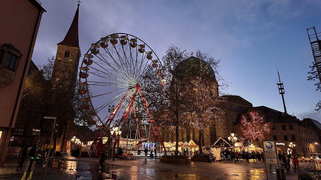 Glühwein, Bratwurst - Und Riesenrad: Winterdorf in Nürnberg eröffnet