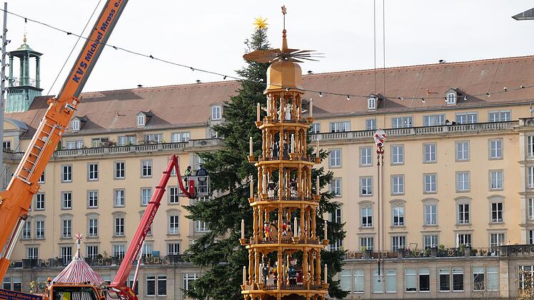 Aufbau Striezelmarkt Dresden