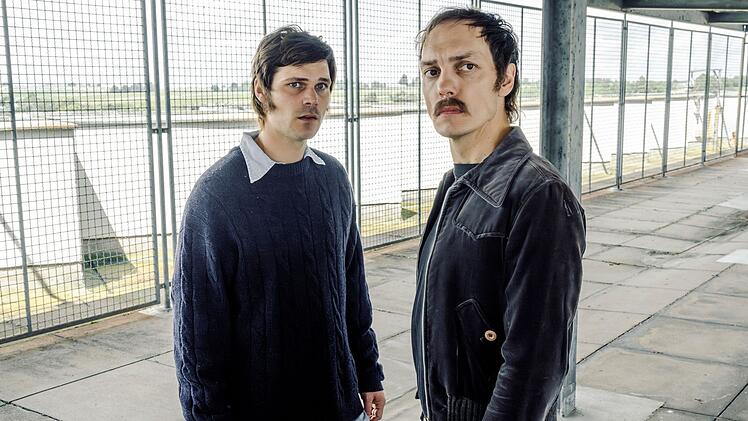 Andreas Baader (Henning Fl&uuml;sloh), Jan-Carl Raspe (Rafael Stachowiak) und die anderen RAF-H&auml;ftlinge genossen besondere Privilegien im Gef&auml;ngnis in Stammheim.