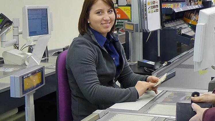 "Die Kunden hier sind alle nett", freut sich Regina Zieg aus Rügheim, die im Knetzgauer Markt ausgebildet wird.  Foto: Sabine Meißner