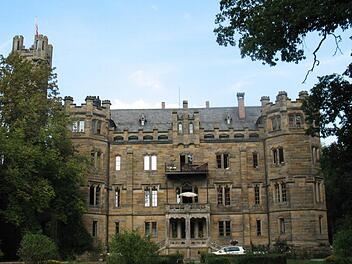 In Baustil und Größe einzigartig in Oberfranken: Schloss Oberlangenstadt - hier die Rückansicht des mächtigen Schlossbaues. Fotos: Bernd Rebhan