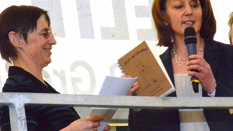 Kreisbäuerin Cäcilie Werner (rechts) überreicht an die Referentin Hedwig Beier (links) das Kochbuch der Landfrauen. Ganz rechts stellvertretende Kreisbäuerin Petra Grimmer. Foto: Schmidt