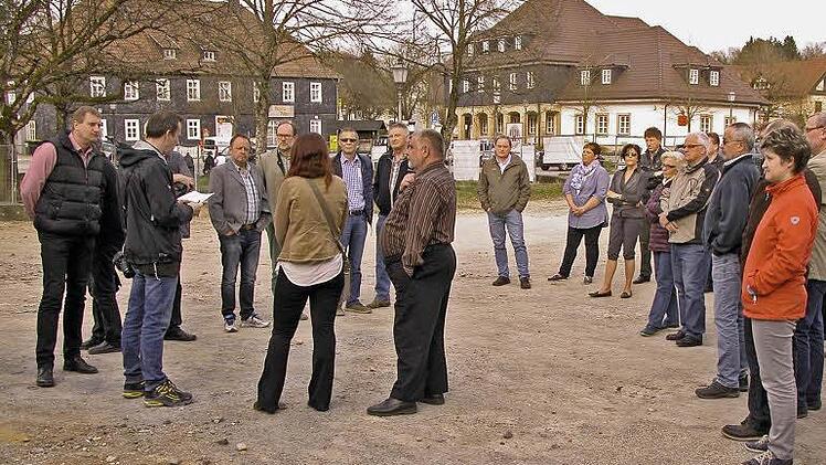 Architekt Harald Gasmann (Zweiter von links) informierte zahlreiche interessierte Bürger im Do-mänenhof über bereits erledigte und noch anstehende Baumaßnahmen für das Millionenprojekt. Foto: Klaus Oelzner