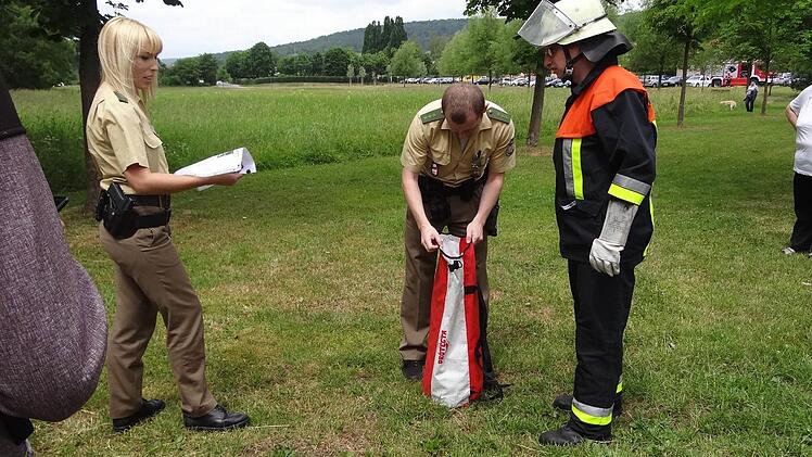 In einem Sack brachte die Feuerwehr die ausgebüxte Katze wieder sicher auf den Erdboden. Foto: Johanna Eckert