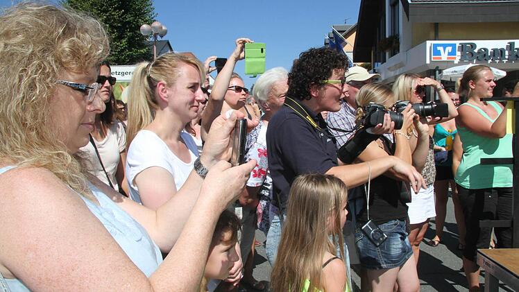 Da klickten die Fotoapparate der Eltern.