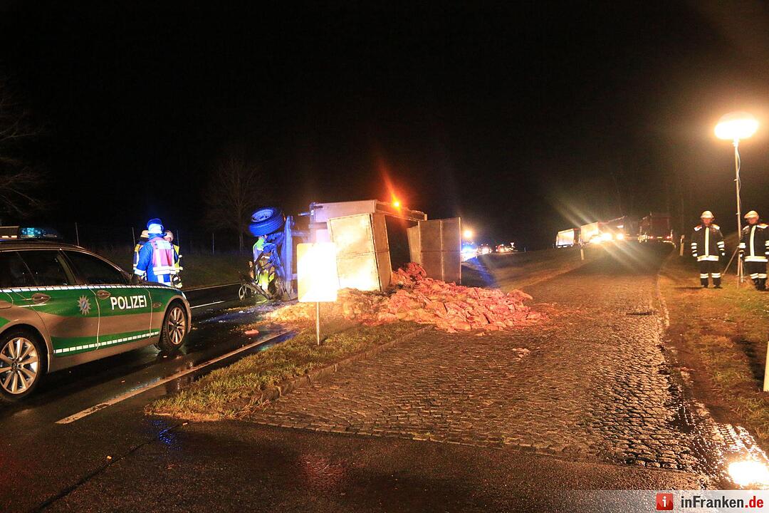 Lkw mit Schlachtabfällen kippt auf B505 um
