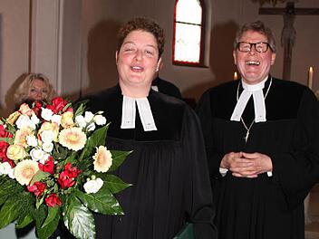 Pfarrerin Kathrin Klinger verlässt Stadtsteinach. Unser Bild zeigt sie mit Dekan Jürgen Zinck. Fotos: Sonja Adam