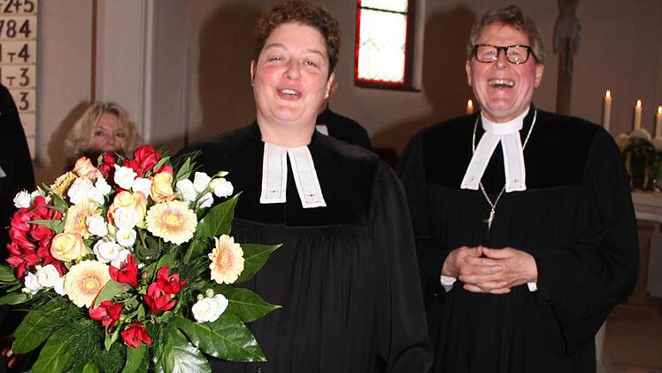 Pfarrerin Kathrin Klinger verlässt Stadtsteinach. Unser Bild zeigt sie mit Dekan Jürgen Zinck. Fotos: Sonja Adam