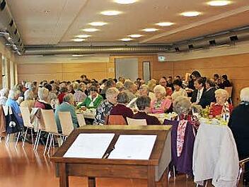 Vollbesetzt war die Mehrzweckhalle beim Kleinsendelbacher Seniorenkreis-Jubiläum.  Foto: privat