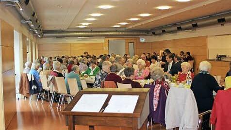 Vollbesetzt war die Mehrzweckhalle beim Kleinsendelbacher Seniorenkreis-Jubiläum.  Foto: privat
