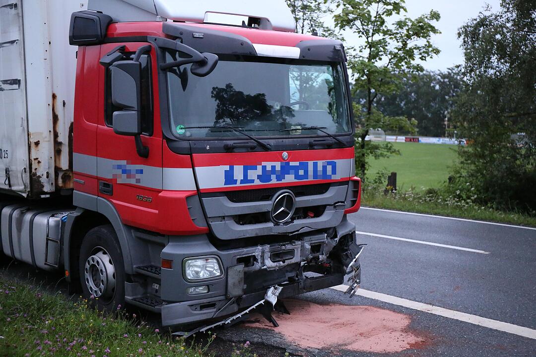 Kreis Kronach: Auto und Lkw kollidieren frontal – Zwei junge Menschen schwer verletzt